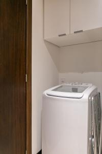 una lavatrice e un'asciugatrice bianche in una stanza di Vista Mar com Sacada na Agronômica #CA50 a Florianópolis