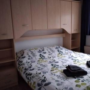 Postel nebo postele na pokoji v ubytování Ruim vakantiehuis dichtbij bos en heide