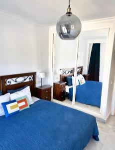 um quarto com 2 camas e um espelho grande em Apartman La Concha in Puerto Banus em Marbella
