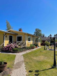 ein gelbes Gebäude mit einer Stange im Hof in der Unterkunft Gula huset in Jomala