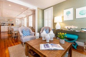 sala de estar con mesa y sillas en Nantucket Resort Collection en Nantucket