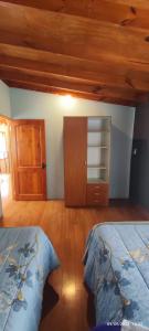 1 dormitorio con 2 camas y techo de madera en Casa Loncura Quintero, en Loncura