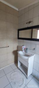 uma casa de banho com um lavatório e um espelho em Casa Loncura Quintero em Loncura