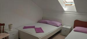 Postel nebo postele na pokoji v ubytování Apartman Figaro pogled od milijun Dolara, 2 tuša, 2 WC