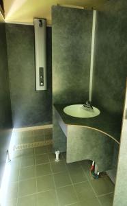 baño con lavabo en una habitación en Cabane 2/3 pers au Camping les Patis en Nazelles