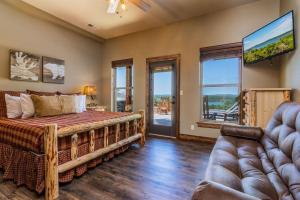 una camera da letto con un letto, un divano e finestre di Chateau on the Cove a Branson Altre 104 foto