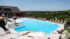 una grande piscina con sedie e un resort di Chateau on the Cove a Branson
