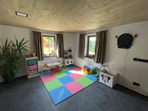 Plavy的住宿－Chalupa Jizerka，一间客厅,地板上铺着色彩缤纷的地毯