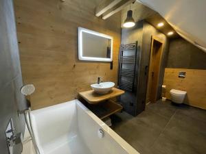 een badkamer met een bad, een wastafel en een toilet bij Chalupa Jizerka in Plavy