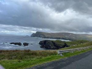 uma estrada com vista para o oceano e uma costa em ATLANTIC VIEW PORTNOO em Clogher