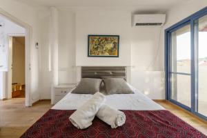 馬阿洛特塔希哈的住宿－הבית במעלות，一间卧室配有一张红色地毯的大床