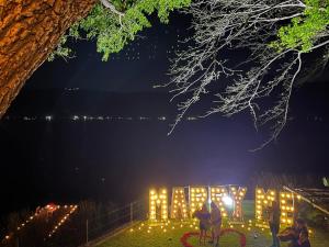 un grupo de personas sentadas en un parque por la noche en Punta Santa Maria, en Santa María del Oro