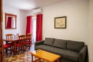 - un salon avec un canapé et une table dans l'établissement Rollo Campillo, à Trujillo