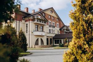 ein Gebäude auf einer Straße vor einem Gebäude in der Unterkunft Panska Gora in Lwiw