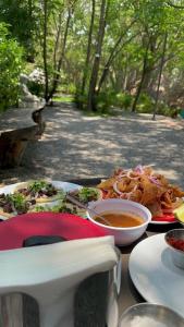 una mesa con platos de comida y un tazón de sopa en Punta Santa Maria, en Santa María del Oro