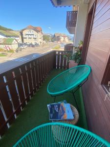 un libro sentado en una mesa en un porche en COSTALUNGAHOUSE TrekkingBikeSki selfcheck-in apartment en Carezza al Lago