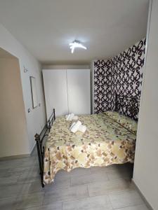 ein Schlafzimmer mit einem Bett in einem Zimmer in der Unterkunft Nunzia's House Materdei in Neapel