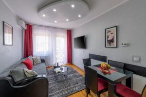 ein Wohnzimmer mit einem Sofa und einem Tisch in der Unterkunft Apartment Maksi-Centar in Zlatibor