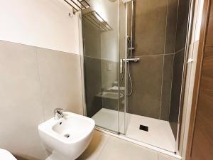 La salle de bains est pourvue d'une douche, de toilettes et d'un lavabo. dans l'établissement Via Poma Rooms, à Vérone