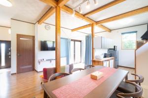 uma sala de jantar e cozinha com mesa e cadeiras em Me-fi-You Ishigaki Island - Vacation STAY 95379 em Ishigaki