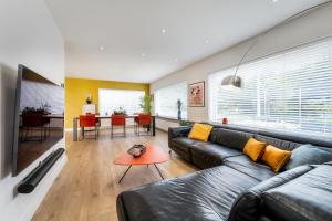 ein Wohnzimmer mit einem Sofa und einem Tisch in der Unterkunft Huis @ Sint Kruis in Brügge