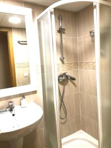 een badkamer met douche, wastafel en toilet bij MARBELLA - ALICATE BEACHFRONT Apartment - 6 in Marbella
