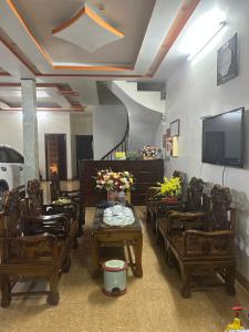 salon z krzesłami, stołem i telewizorem w obiekcie HOTEL HOÀNG GIA w mieście Lai Châu