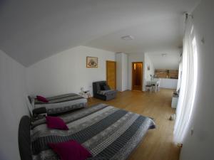 una camera con un letto e un divano di Apartman 'Maslina' a Trebinje