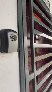 un cierre de una puerta con una ventana en Rezeki indah Hstay self check in en Bukit Mertajam