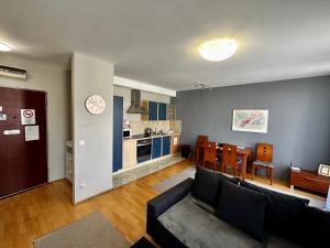 uma sala de estar com um sofá e uma cozinha em King Apartments em Budapeste