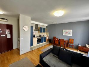 Kuchyň nebo kuchyňský kout v ubytování King Apartments