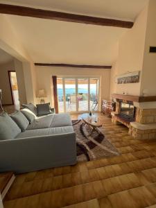 salon z kanapą i kominkiem w obiekcie Villa Anchor w mieście Zadar