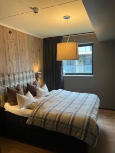 un grande letto in una camera da letto con finestra di Ny leilighet, 2023, sentral beliggenhet ved Highland a Geilo