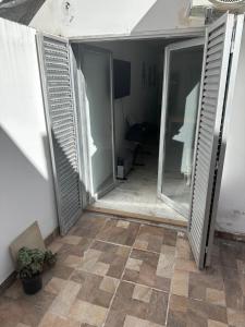 Habitación con 2 puertas correderas en una habitación en Departamento en General Paz en Córdoba