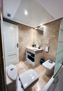 uma casa de banho com um WC e um lavatório em Apartman La Concha in Puerto Banus em Marbella