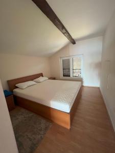 sypialnia z dużym łóżkiem i oknem w obiekcie Villa Anchor w mieście Zadar +23 zdjęcia