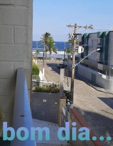 vista su una spiaggia con un edificio e una strada di Apartamento 1 quarto Mongaguá a Mongaguá