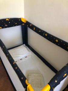 a black and white bunk bed with gold stars on it at Brekkafest in San Giuliano Terme