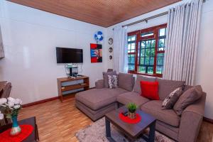 sala de estar con sofá y TV en Villa (2) Del Sol: Lakefront and Cruise Boat en Kisumu