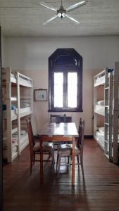 una mesa y sillas en una habitación con literas en República Hostel en San Pedro