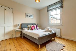 a bedroom with a bed and a window at Mill House Oxford in Oxford