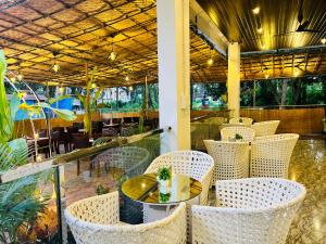 un restaurante con sillas de mimbre y una mesa en un patio en Kepler Stay By AT Hotel Collection, en Majorda
