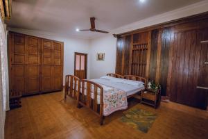 - une chambre avec un lit et des placards en bois dans l'établissement Meenachil Creek Homestay, à Kottayam