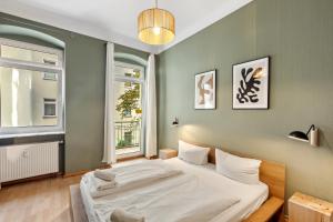 a bedroom with a large bed in a room at Arbio I 1A Rooms & Apartments Prenzlauerberg Berlin in Berlin