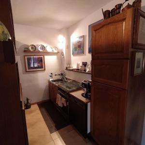 eine kleine Küche mit einer Spüle und einem Herd in der Unterkunft Rua dell'arco n.11 in Ascoli Piceno