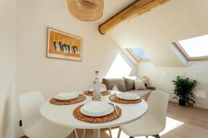 Un comedor blanco con una mesa y sillas blancas. en Una mansarda sul Lago di Como, en Como 32 fotos más