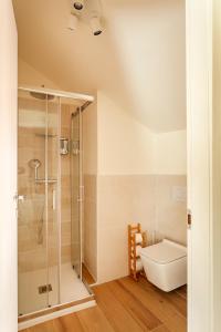 un baño con ducha y WC en Una mansarda sul Lago di Como, en Como