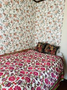 um quarto com uma cama com papel de parede floral em Eishinan 栄進庵 em Fuji