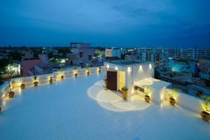 ein Dach eines Gebäudes mit Stadtblick in der Unterkunft La Tamara Luxury in Puducherry