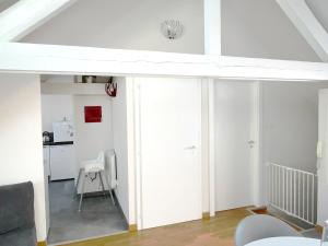 a living room with white walls and a ceiling at Le Balcon fleuri centre Robertsau tram Jardiniers in Strasbourg